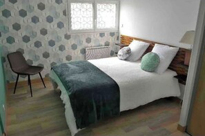 2 habitaciones, tabla de planchar con plancha y cuna de viaje 