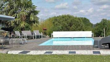 Alberca al aire libre y alberca climatizada