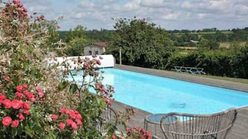 Piscina all'aperto, una piscina riscaldata