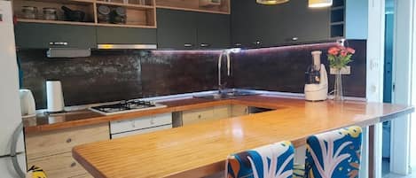 Frigorífico, microondas, horno y placa de cocina