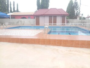 Pool - Family friendly,calm environment (Tema)