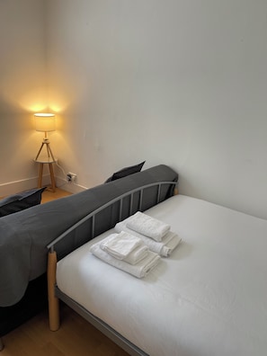 1 bedroom, iron/ironing board, WiFi, bed sheets - SOOTHEUS - SOHO7 (London)