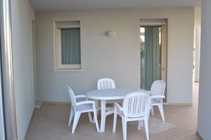 Apartment, 2 Bedrooms, Balcony, City View | Dining room