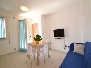 Apartment, 2 Bedrooms, Balcony, City View | Dining