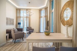 Premium Room | Ruang tamu | TV skrin rata