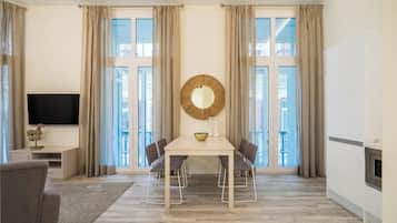 Quarto premium | Área de estar | TV de tela plana