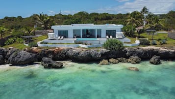 Vila Mewah, 2 kamar tidur, kolam renang pribadi, tepi laut | Seprai premium, minibar gratis, brankas, dan setrika/meja setrika