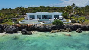 Villa de lujo, 2 habitaciones, piscina privada, frente al mar | Ropa de cama de alta calidad y minibar con artículos gratuitos