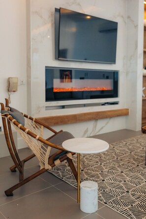 65-inch Smart TV with satellite channels, fireplace - SafiraBlu Luxury Resort & Villas (Nungwi)