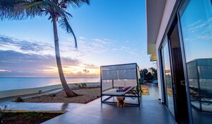 Villa de lujo, 1 habitación, piscina privada, frente al mar | Ropa de cama de alta calidad y minibar con artículos gratuitos