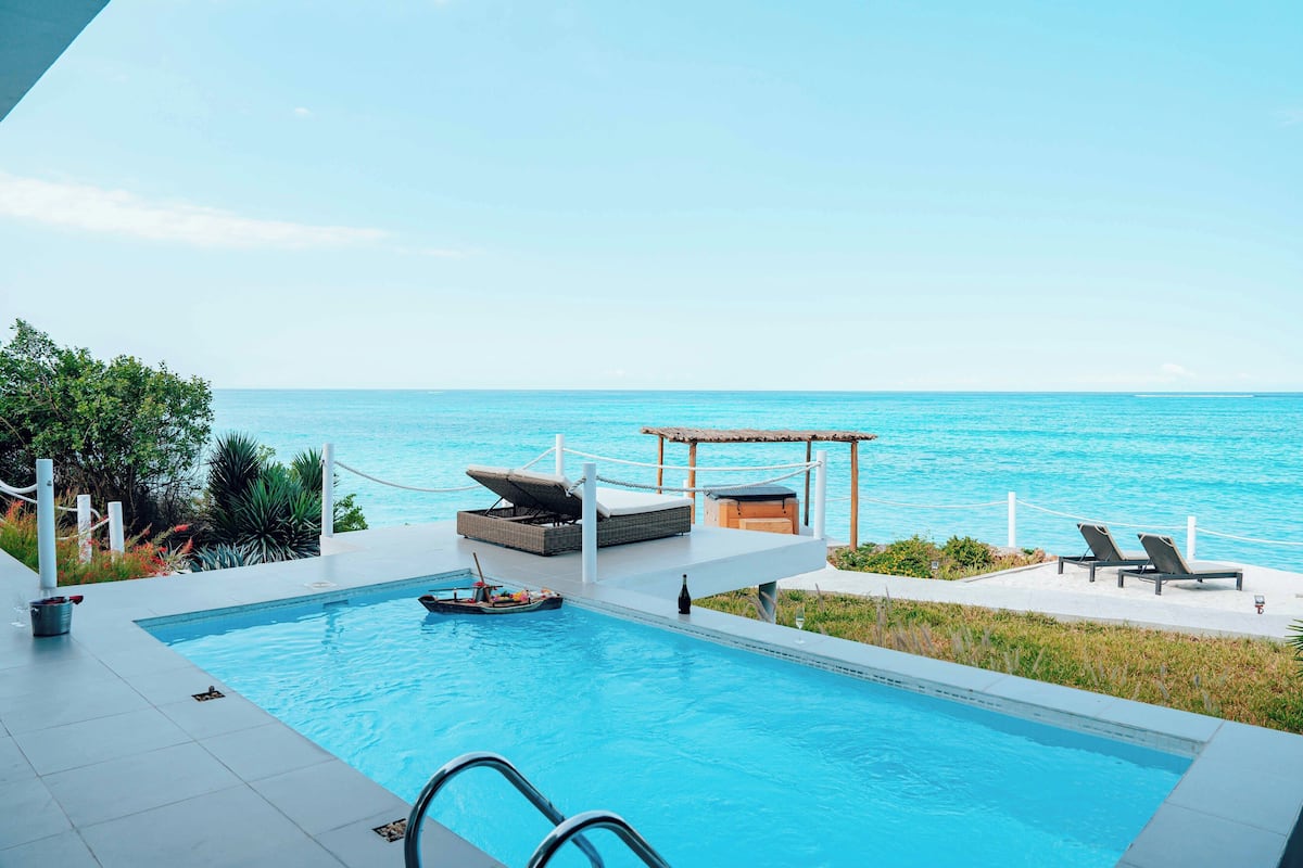 Luxe villa, 1 slaapkamer, privézwembad, aan zee | 1 slaapkamer, luxe beddengoed, een gratis minibar, een kluis op de kamer