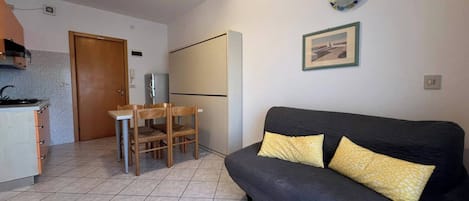 Studio, Multiple Bedrooms, Balcony, Ocean View | Living room