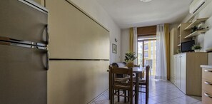 Lejlighed - flere soveværelser - balkon - havudsigt | Spisestue