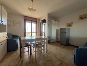 Appartement, meerdere slaapkamers, balkon, uitzicht op oceaan | Dineerruimte