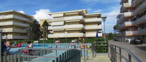 Una piscina al aire libre