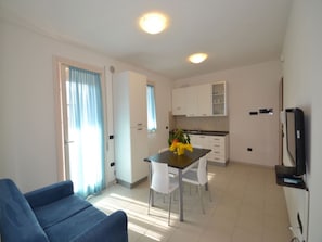 Appartement, 2 chambres, balcon, vue sur la ville | Restauration