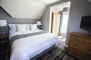 4 habitaciones, tabla de planchar con plancha, wifi y ropa de cama 