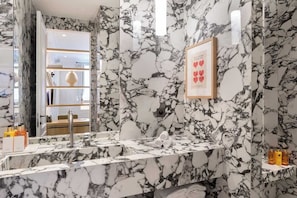 Regadera y secadora de cabello