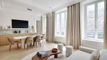 Una televisión, una oficina