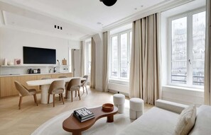 TV, offices - The Lander - Serviced 2BR/2BA - Louvre-Rivoli II (Paris)