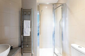 Eenvoudig appartement, 2 tweepersoonsbedden | Badkamer | Een haardroger, handdoeken, zeep, shampoo