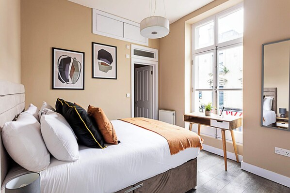 Eenvoudig appartement, 2 tweepersoonsbedden | 2 slaapkamers, een laptopwerkplek, een strijkplank/strijkijzer