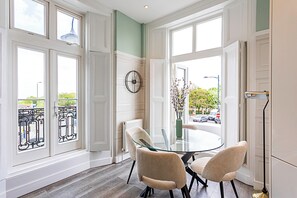 Eenvoudig appartement, 2 tweepersoonsbedden | Dineren