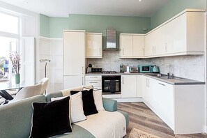 Eenvoudig appartement, 2 tweepersoonsbedden | Privékeuken | Een koelkast, een microgolfoven, een oven, een kookplaat