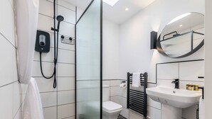 Eenvoudig appartement, 1 tweepersoonsbed | Badkamer