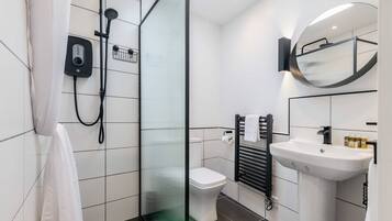 Basic Apartment, 1 Double Bed | Bathroom | Shower, towels, soap, shampoo