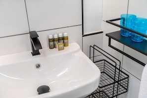 Basic Apartment, 1 Double Bed | Bathroom