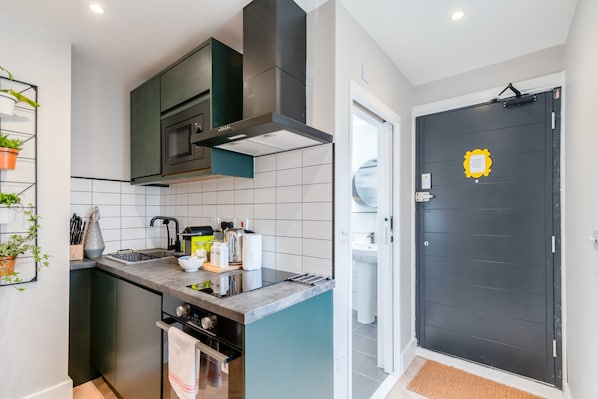 Basic Apartment, 1 Double Bed | Private kitchen