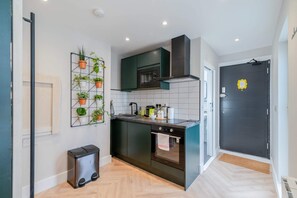 Basic Apartment, 1 Double Bed | Private kitchen - The Balham Hideaway (London)