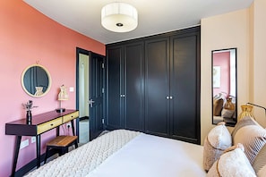 Apartamento básico, 2 camas de casal | 2 quartos, escrivaninha, espaço de trabalho para notebook