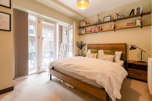 Apartamento básico, várias camas | 3 quartos, espaço de trabalho para notebook