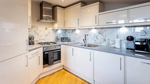 Basic Apartment, 2 Double Beds | Private kitchen | Fridge, microwave, oven, stovetop - Crystal Palace Residence III (London)