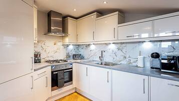 Apartemen Basic, 2 Tempat Tidur Double | Dapur pribadi | Lemari es, microwave, oven, dan kompor