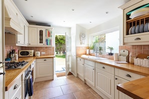 Hus – basic, flere senger | Eget kjøkken | Kjøleskap, mikrobølgeovn, ovn og kokeplater