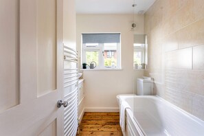 Bathroom - Charming Georgian Country-style Cottage (London)