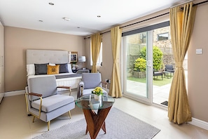 Studio – basic, 1 dobbeltseng | 1 soverom, skrivebord for bærbar PC, strykejern/-brett og sengetøy