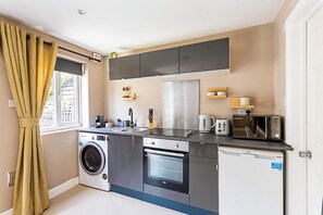 Basic Studio, 1 Double Bed | Private kitchen