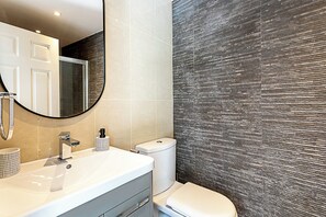 Bathroom - Charming Garden Studio (London)