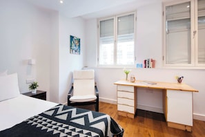 Apartamento básico, 2 camas de casal | 2 quartos, escrivaninha, espaço de trabalho para notebook