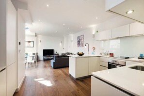 Basic Apartment, 2 Double Beds | Private kitchen | Fridge, microwave, oven, stovetop - Bright Space Near Sherlock Holmes Museum (London)