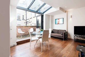 Basic Apartment, 2 Double Beds | Interior - Bright Space Near Sherlock Holmes Museum (London)