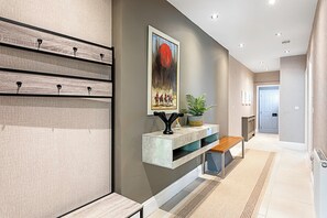 Apartamento básico, varias camas | Interior