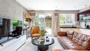 Basic-Apartment, Mehrere Betten | Wohnbereich | Fernseher