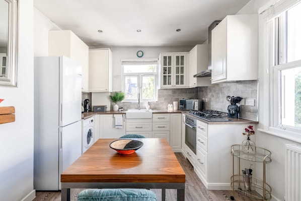 Basic Apartment, 2 Double Beds | Private kitchen | Fridge, microwave, oven, stovetop