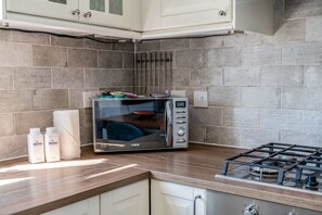 Basic Apartment, 2 Double Beds | Private kitchen | Fridge, microwave, oven, stovetop