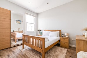 Appartamento Basic, 2 letti matrimoniali | 2 camere, una scrivania, postazione laptop, ferro/asse da stiro